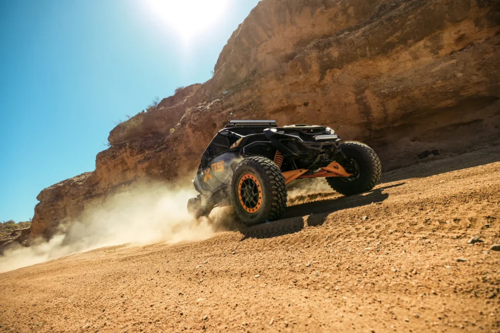 Can-Am Maverick R MAX X rs Modelljahr 2027 in der Wüste